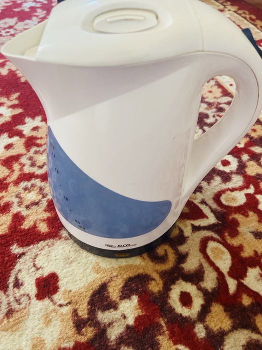 Посуда-стаканы и рюмки,ваза,чайник электрический