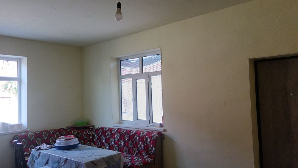 Uy sotiladi 4 sotix 5ta xona  mehmonxona oshxona bolalar xonasi  dush