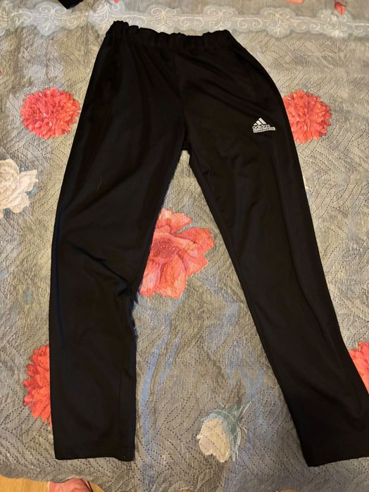 Адидас анцузи не носени
