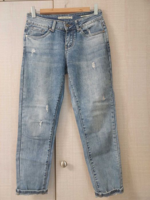 Blugi conici cu rupturi, mărimea 25 – look trendy & lejer