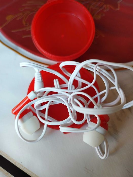 Casti pentru urechi, alb cu rosu. Nou fara eticheta! Pt. Telefon!