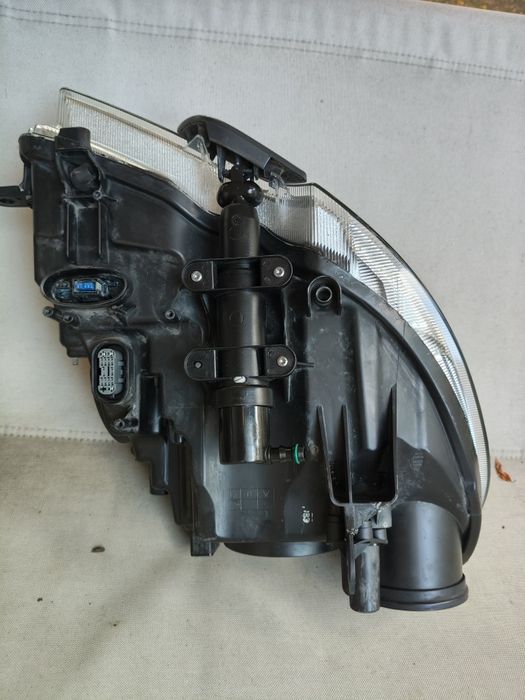 Far bi xenon adaptiv Skoda Superb 2