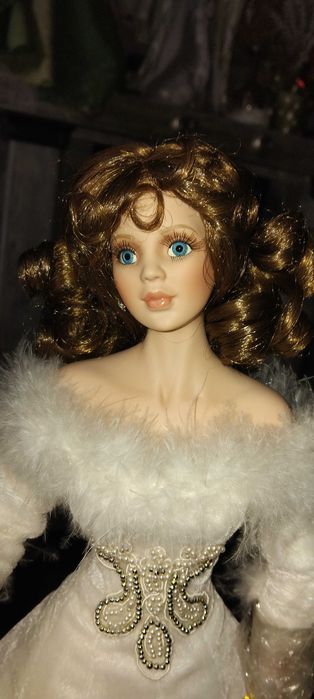 Порцеланова колекционерска кукла