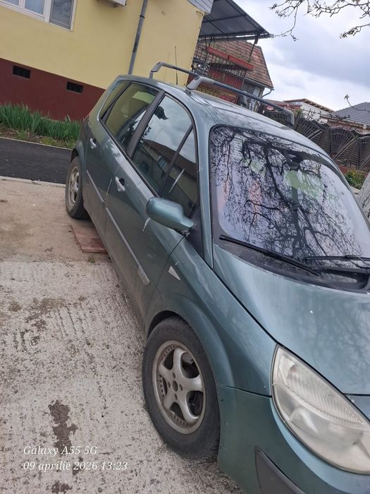 Vand renault scenic an 2005masina este in stare foarte buna km reali de pot verfica  175.000 nu este avariata schimburi facute la timp