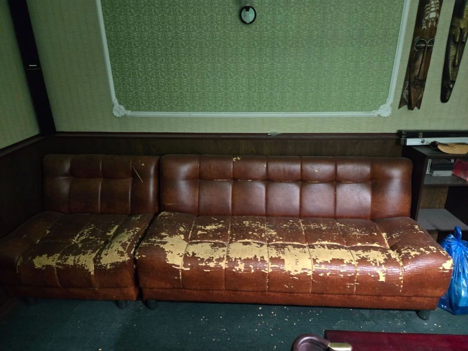 продам диван с креслом кож.зам