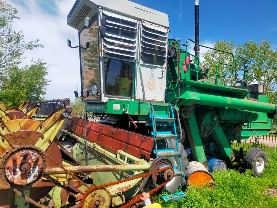 Продам комбайн, готов к уборке.