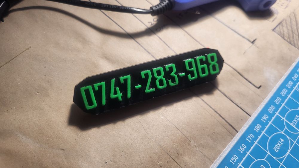 Plăcuță număr telefon bord mașină