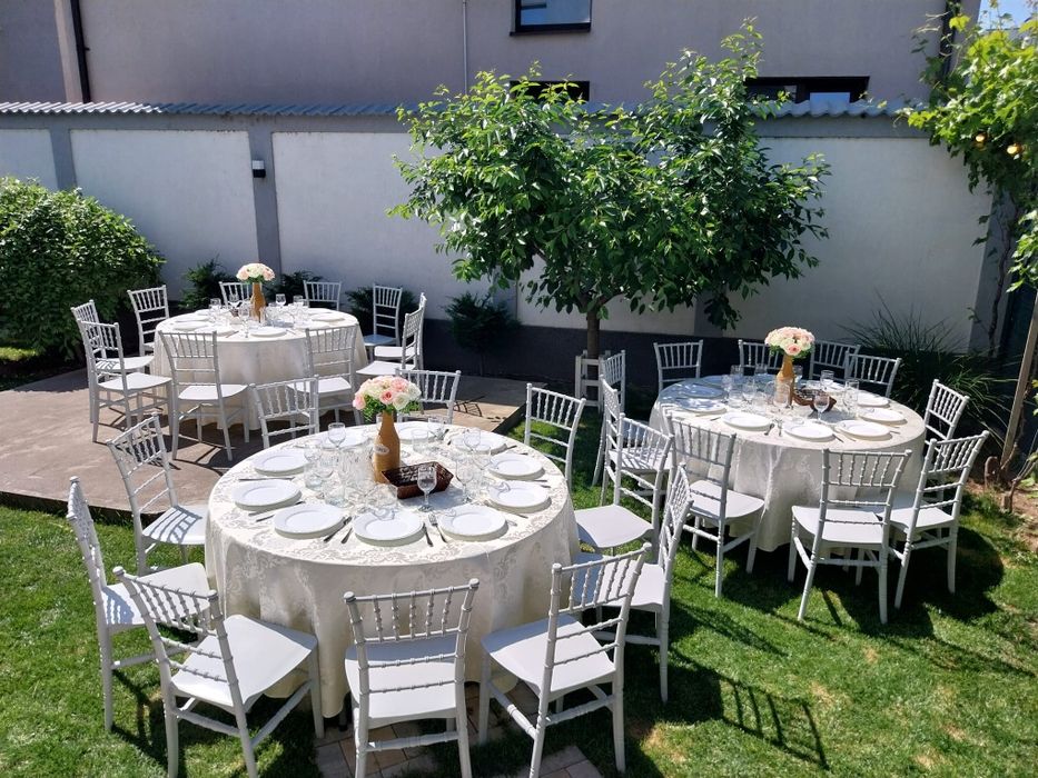 Inchiriez cort,mese,scaune,vesela,aranjamente florale pentru eveniment