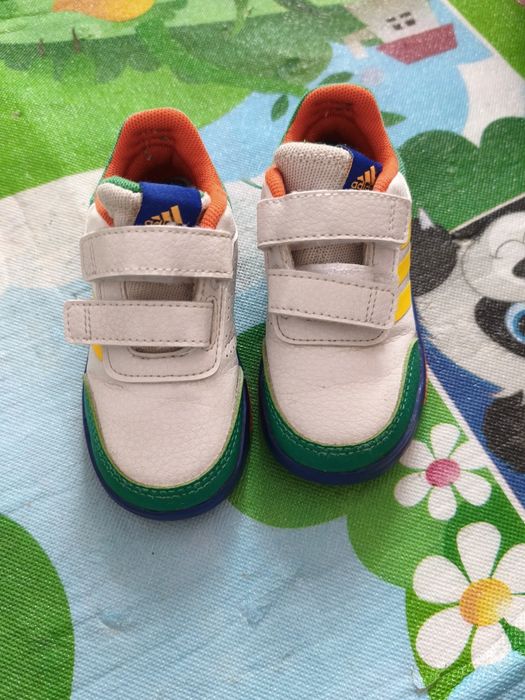 Маратонки Адидас номер 22