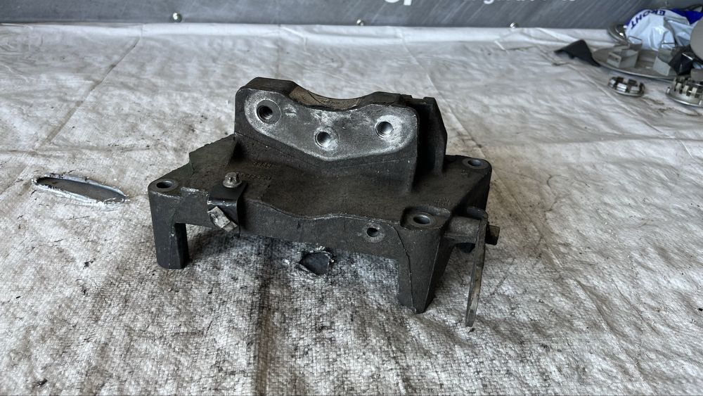 Opel Corsa D лапа двигател