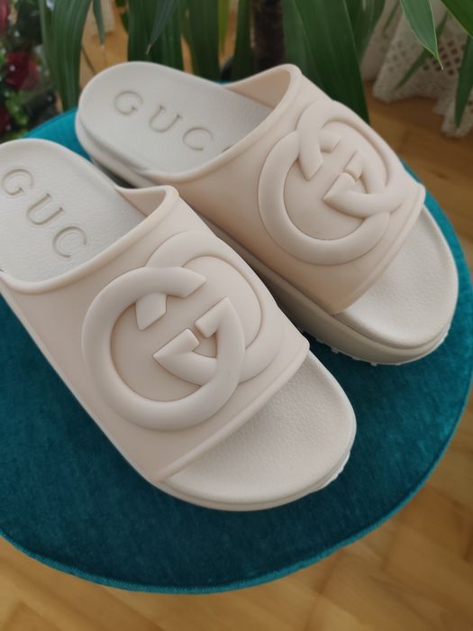 Vând papuci Gucci