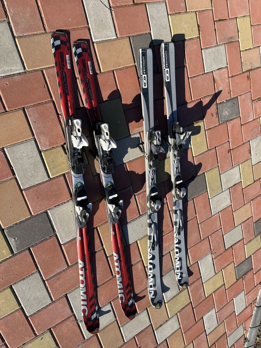 De vanzare 2 perechi de schiuri 160 cm.