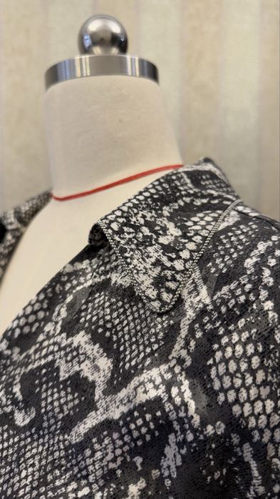 Стильное платье с трендовым принтом «Змеиная кожа»