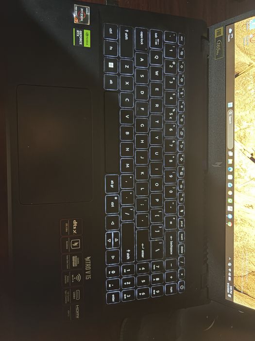 Vând laptop gaming Acer Nitro V 15, în stare foarte bună, folosit foarte puțin.