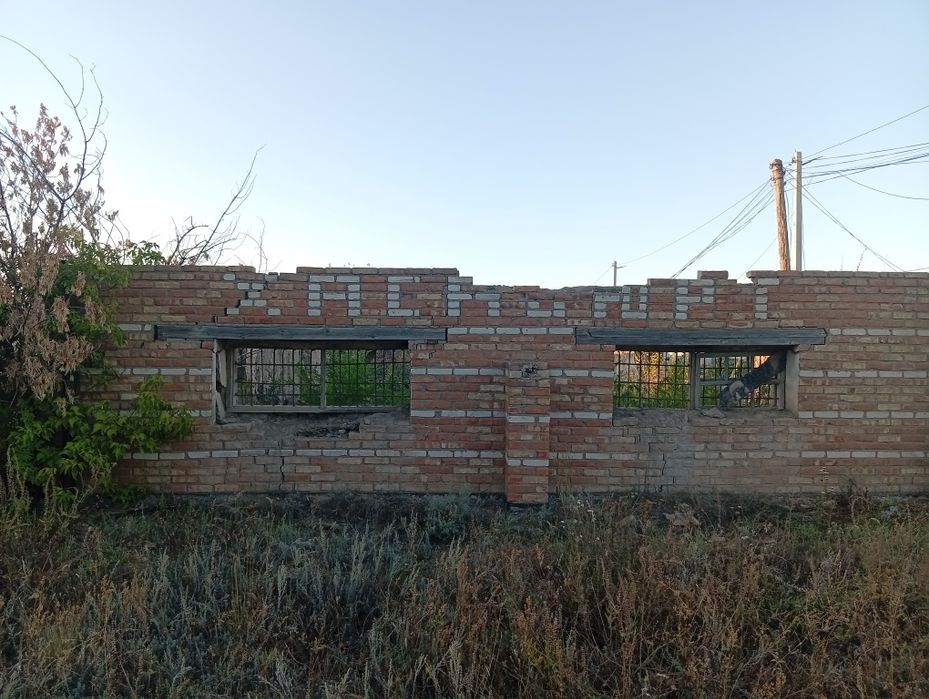 Кирпич б/у разбираете сами .