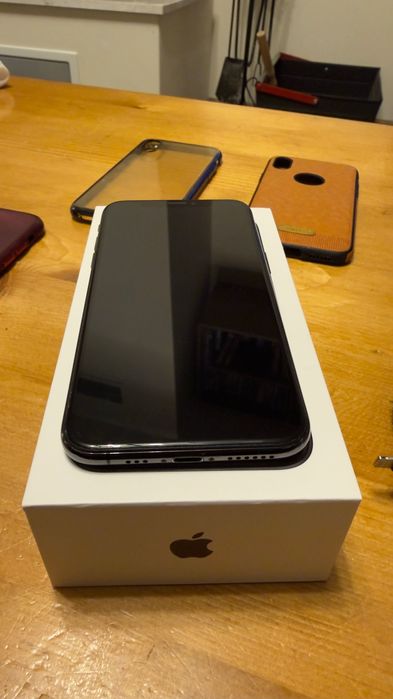 iPhone XS 64 GB - Перфектен + оригинални слушалки