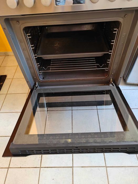 Продавам комбинирана (газ и ток) готварска печка Hansa