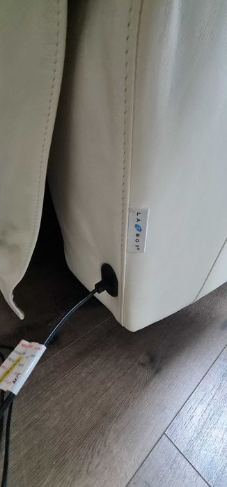 Бял кожен фотьойл La-z-boy с електрически релаксиращ механизъм