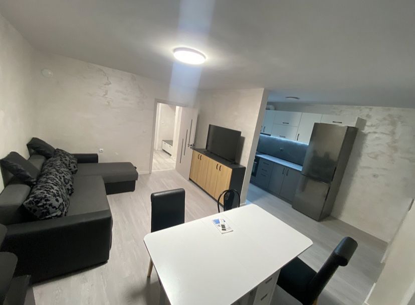 Дава се под наем Двустаен апартамент в Варна, Колхозен пазар - 80 кв.м за 586.5 € - Снимка #2