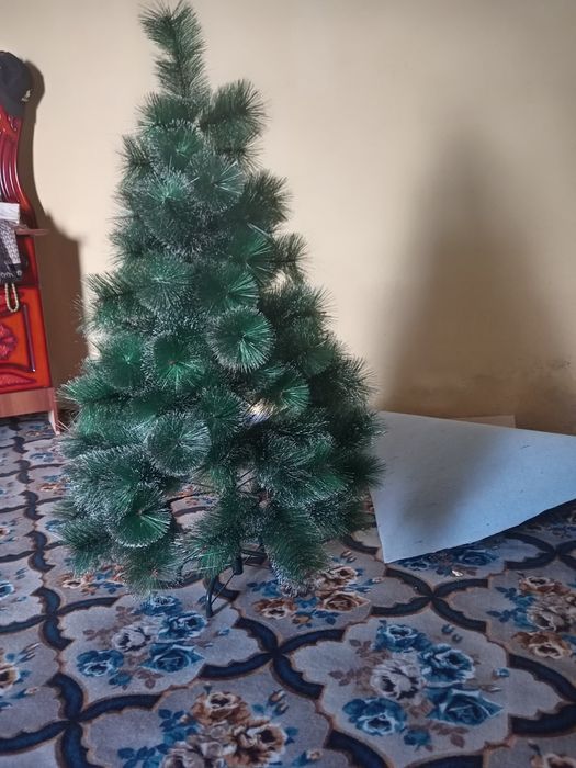 Yangi yil archasi sotiladi