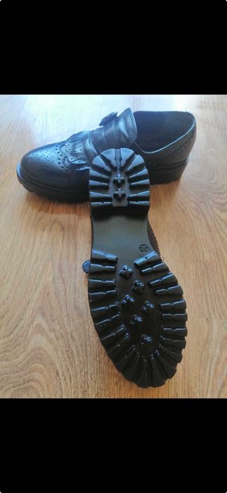 черни кожени обувки