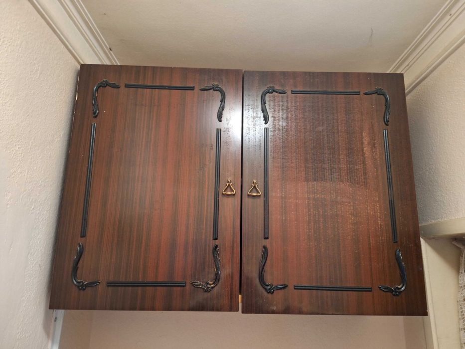 Подарявам шкафове от секции и две малки секции