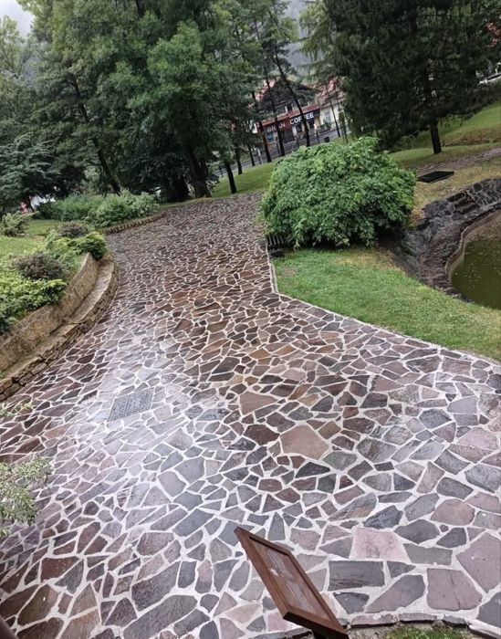 Executam lucrari din piatra naturala diferite nuante si dimensiuni