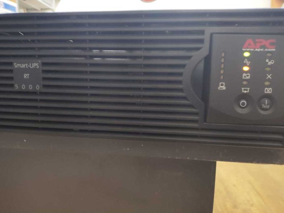 Источник бесперебойного питания APC Smart-UPS RT 5000VA, 230V