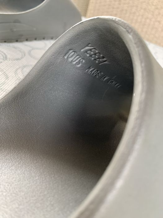 Yeezy Slide ca si noi