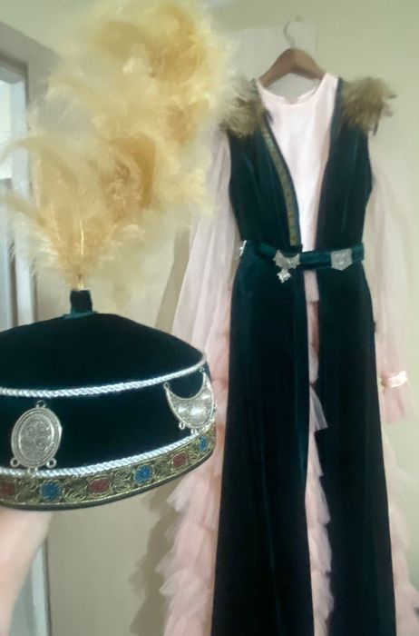 Ұлттық киімдер сатылады