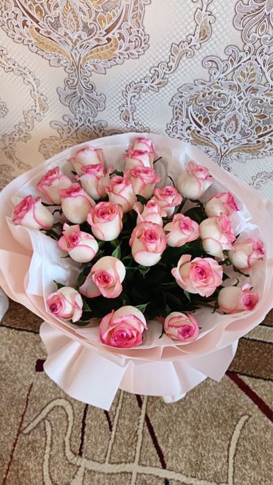 Цветы розовые и красные розы