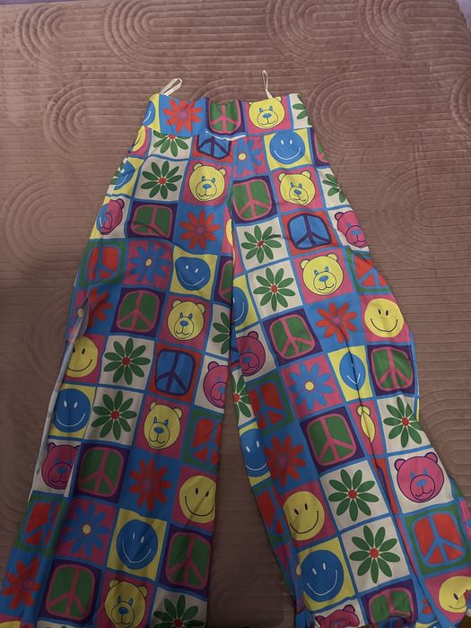 Compleu top si pantaloni cu taietura pe picior