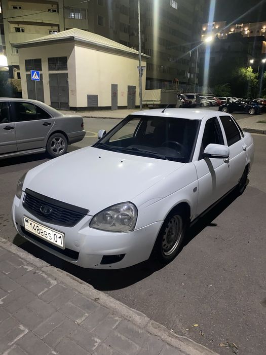 Белая Lada Priora 2
