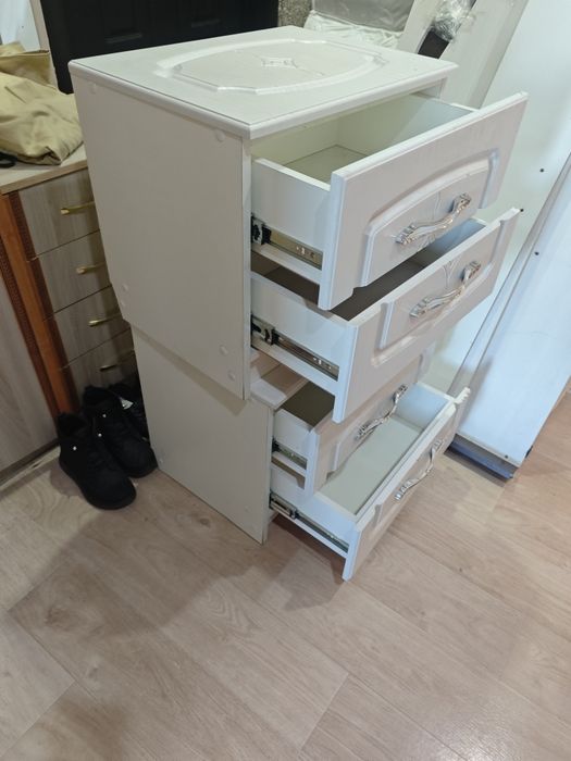 Две прикроватные тумбы