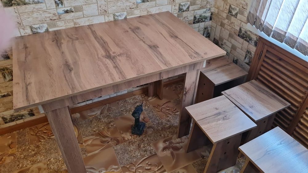 Продам стол + 4 табурета