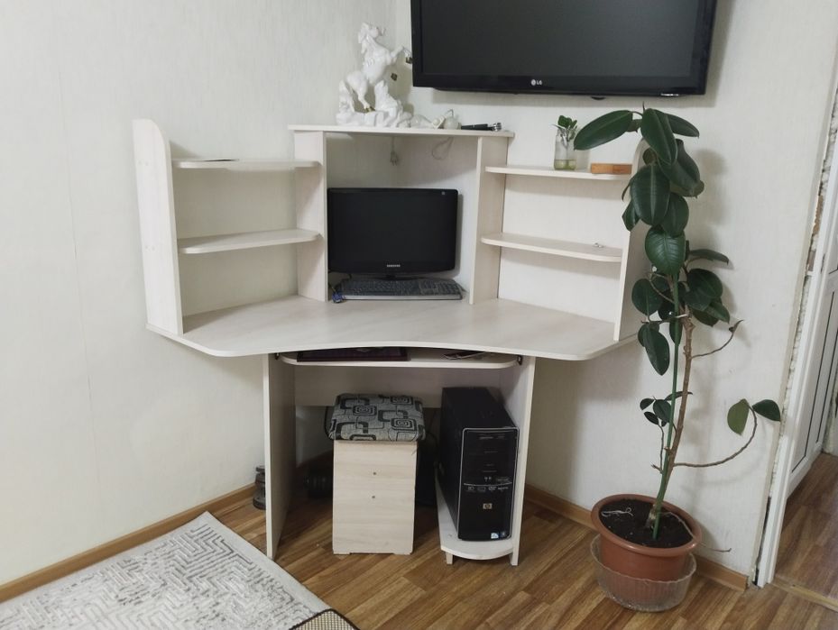 Срочно Продам угловой стол