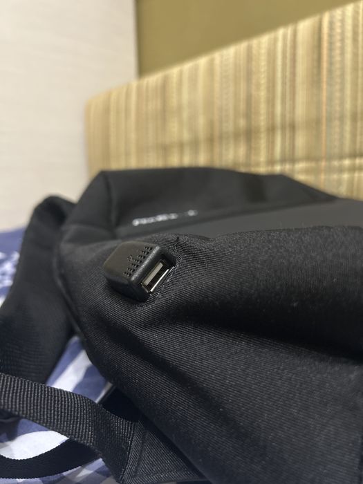 Vand ghiozdan cec bank nou nout cu eticheta firma este SWISS PEAK