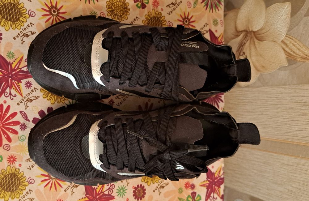 Кроссовки фирма Reebok оригинал,  размер 38.5