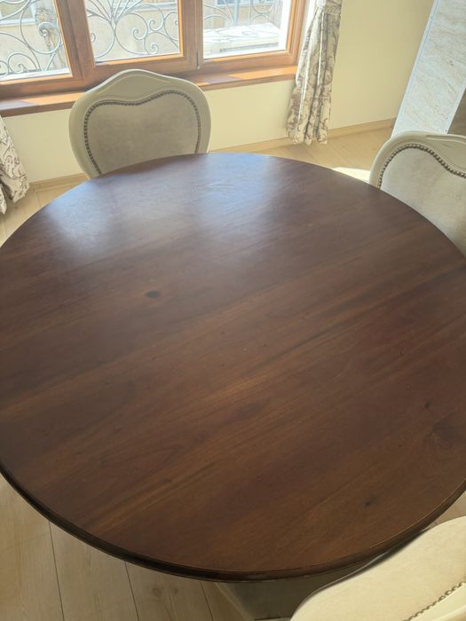 Кухненска дървена маса с бели дървени крака