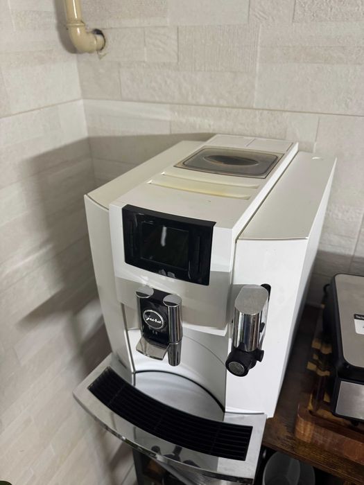 Espressor Jura E8 EB Piano White (Gen. 2) | Impecabil.