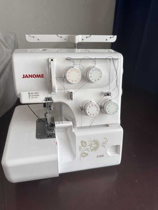 Продам оверлочную машину Janome