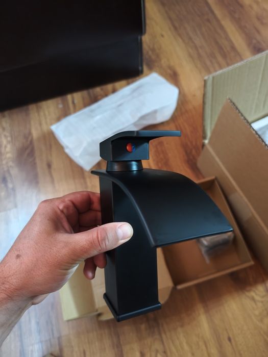 стоящ смесител за мивка