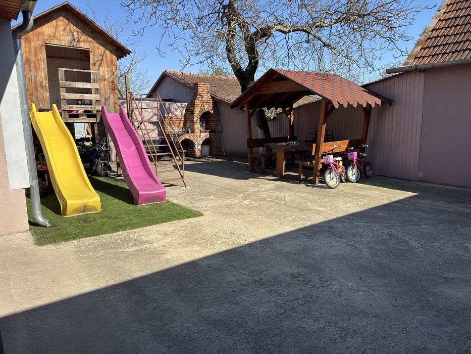 Casa de vanzare cu teren generos si hala metalica