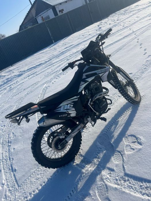 Мотоцикл эндуро  250 кубов