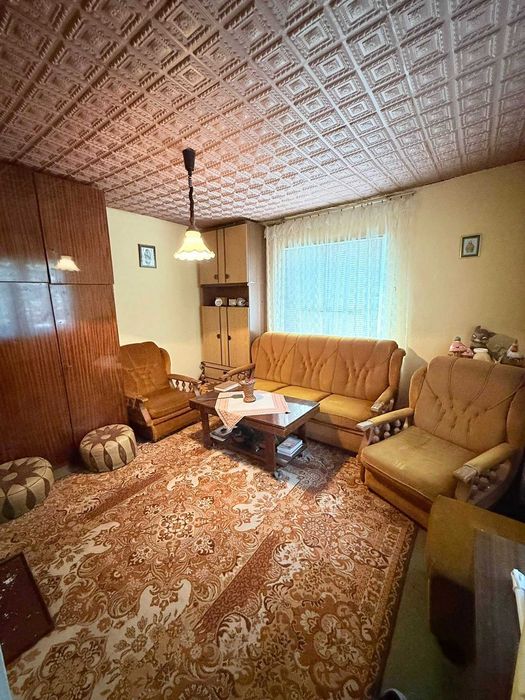 Продавам самостоятелна къща с просторен двор - спокойно място за живеене или почивка