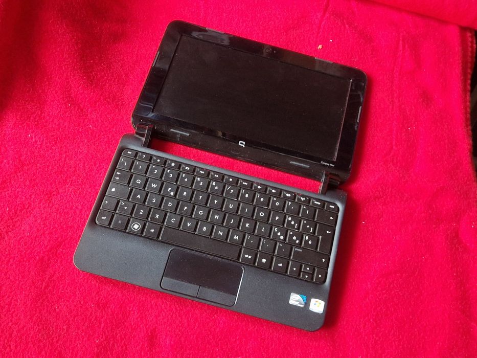 Laptop Compaq cu încărcător.  Lipsa HDD