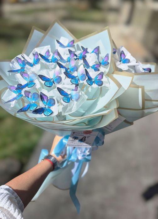 Син пеперуден букет