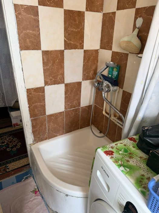 3/1/2. Спутник 3, Янгихает р-н (Сергели). Дом деревянный. Метро 400 м.