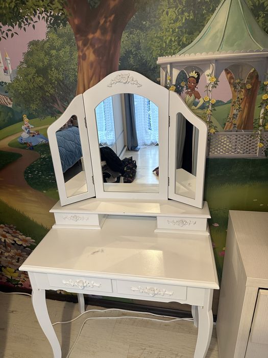 Vand masuta make up cu oglinda