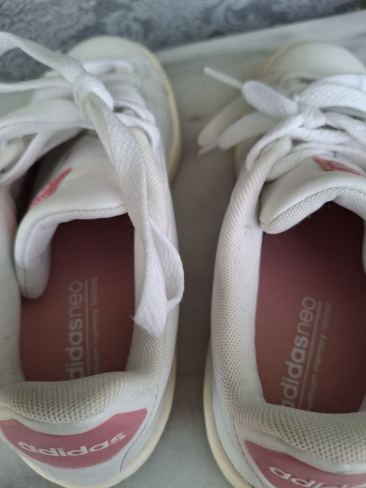 Спортни обувки,бели и удобни